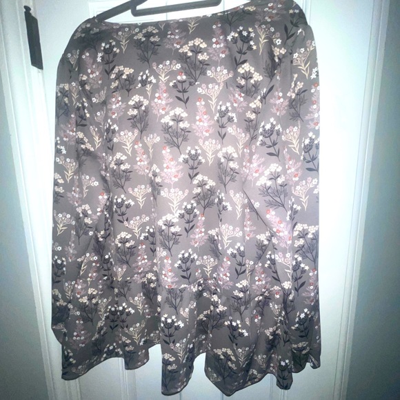 LOFT Plus size 14 Satiny Gray Floral Peplum Blouse - Picture 2 of 3